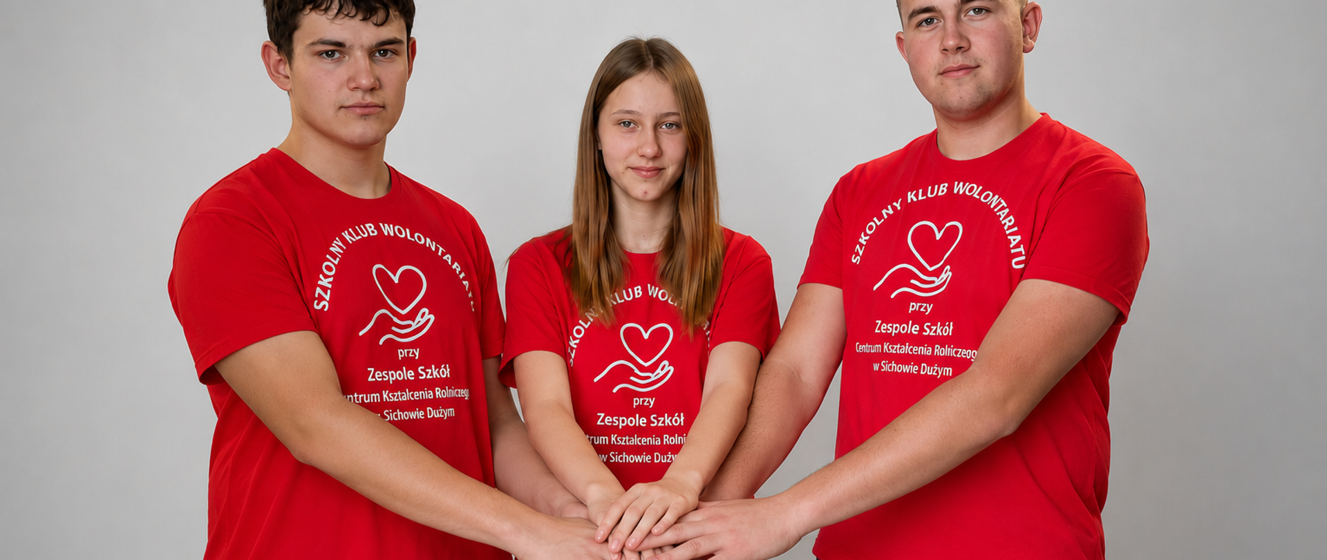 wolontariusze szkolnego klubu wolontariatu trzymają sie za rece