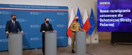 Od lewej wiceminister MSWiA Maciej Wąsik, minister MSWiA Mariusz Kamiński oraz komendant główny PSP nadbryg. Andrzej Bartkowiak