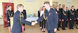 Fotografia przedstawia moment składania gratulacji powołanemu komendantowi przez przełożonego