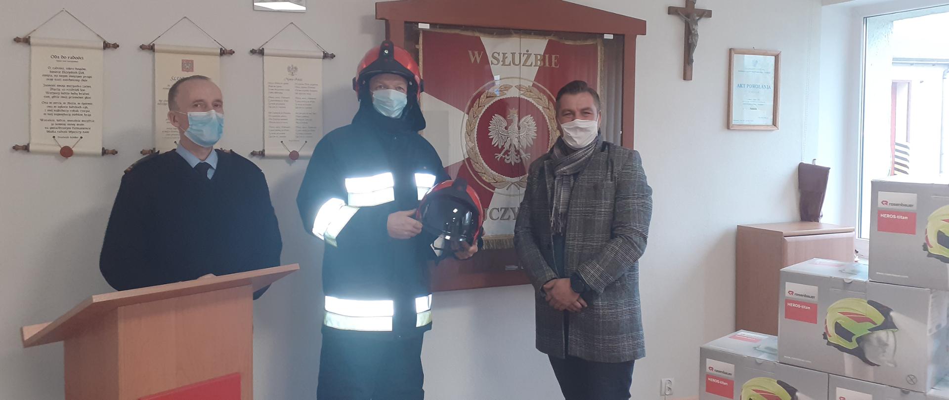 Zdjęcie podczas wręczenia hełmów przez Burmistrza Miasta Świdwin Piotra Felińskiego