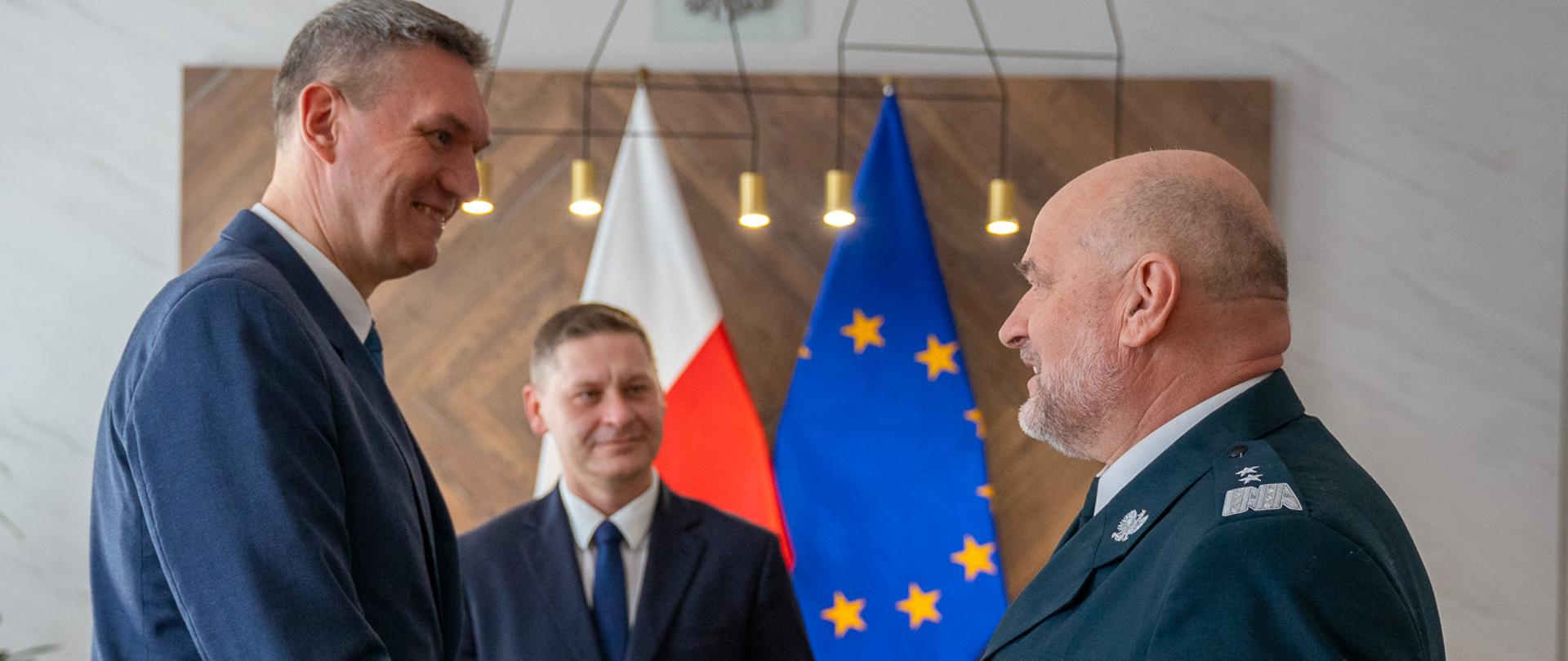 Główny Inspektor Transportu Drogowego Artur Czapiewski podaje rękę nowo powołanemu Kujawsko-Pomorskiemu Inspektorowi Transportu Drogowego Maciejowi Batkowskiemu składając mu gratulację z okazji powołania na stanowisko.