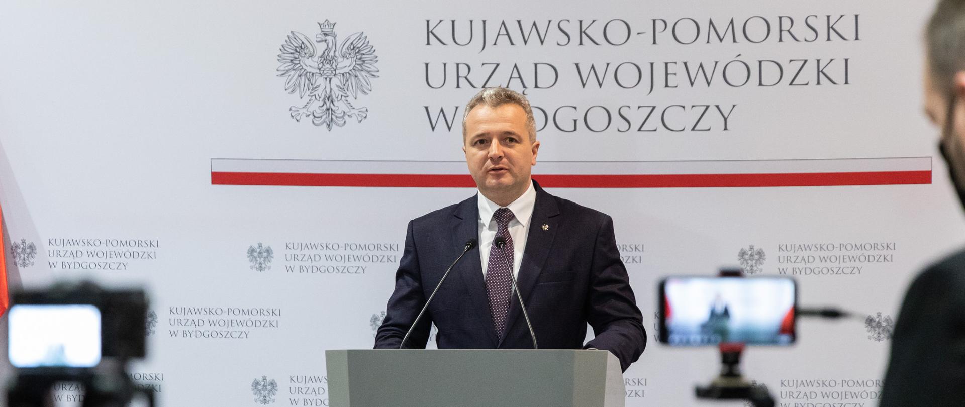 Wojewoda podczas konferencji prasowej nt. Funduszu Rozwoju Przewozów Autobusowych