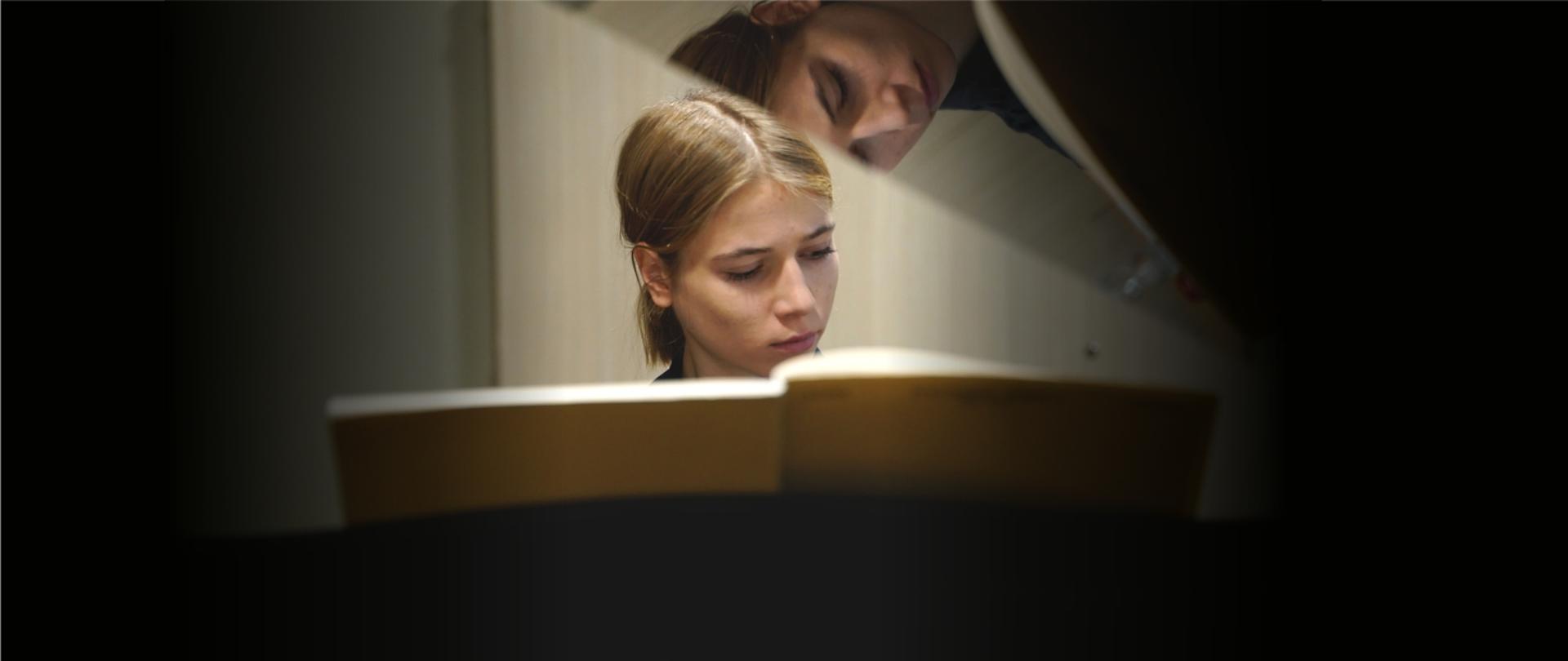 Zdjęcie przedstawia osobę grającą na fortepianie