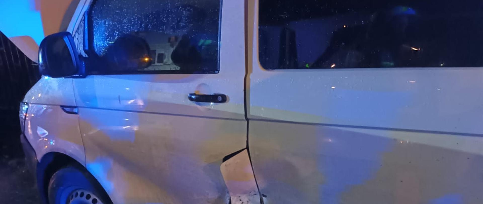 Zdjęcie przedstawia samochód typu bus po wypadku