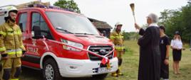 Na zdjęciu ks. Marek Zacieski Proboszcz Parafii pw. św. Bartłomieja w Rogowie w trakcie święcenia samochodu pożarniczego
