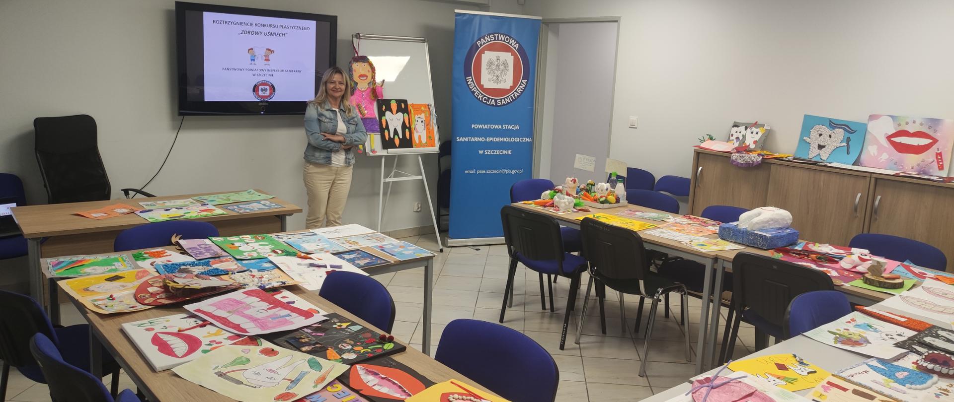 Prace dzieci poukładane na stołach