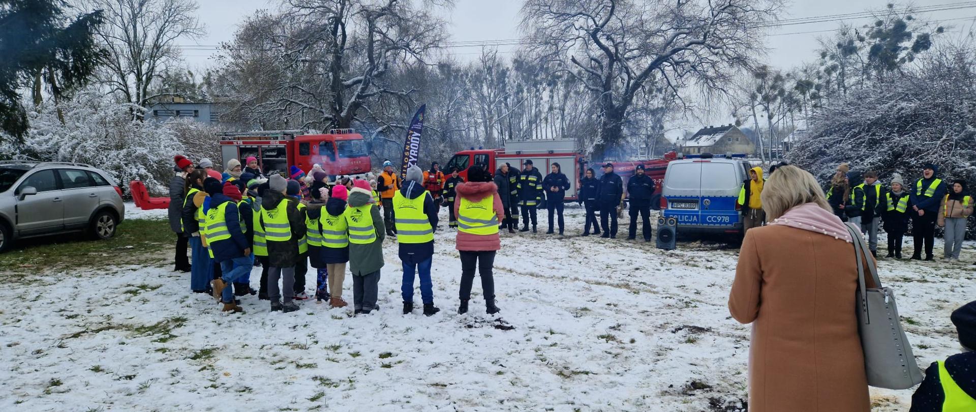 Na zdjęciu strażacy podczas pogadanki i pokazów sprzętu