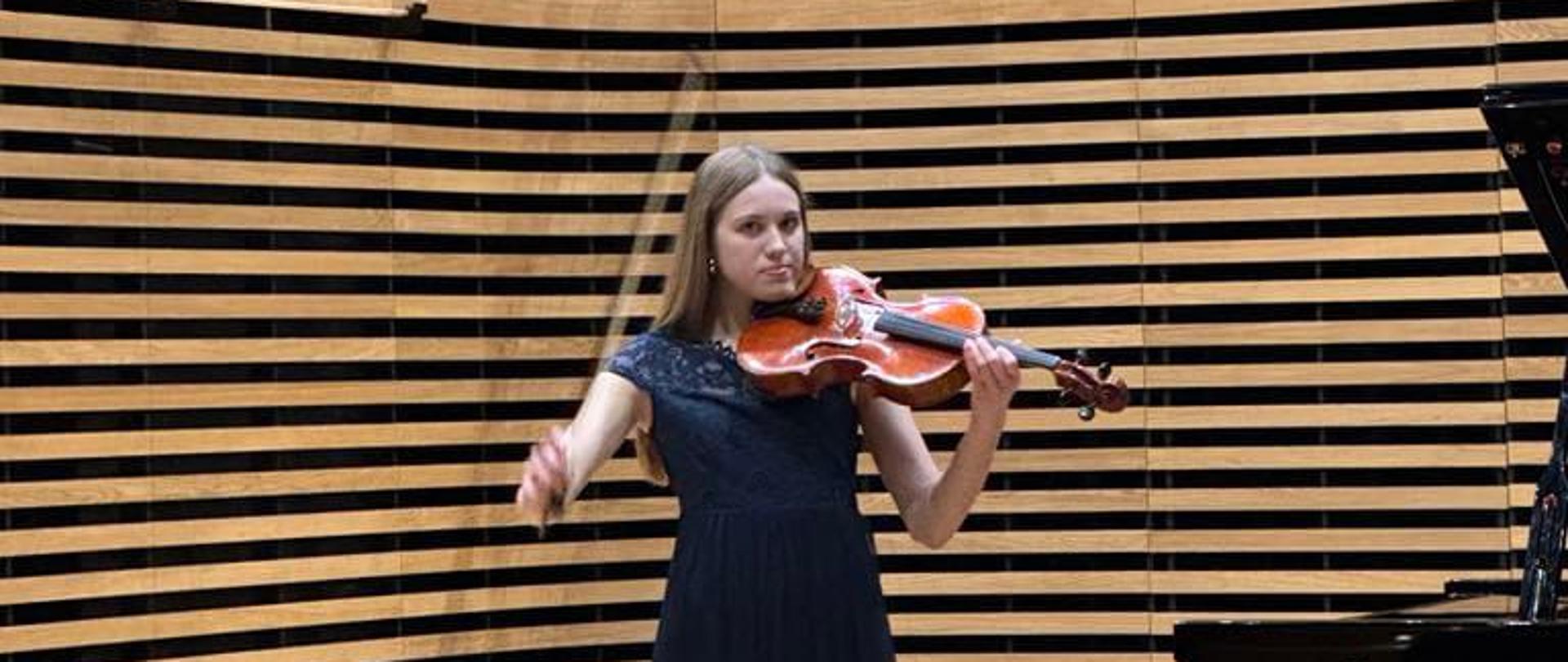 Nastolatka gra na aktówce.