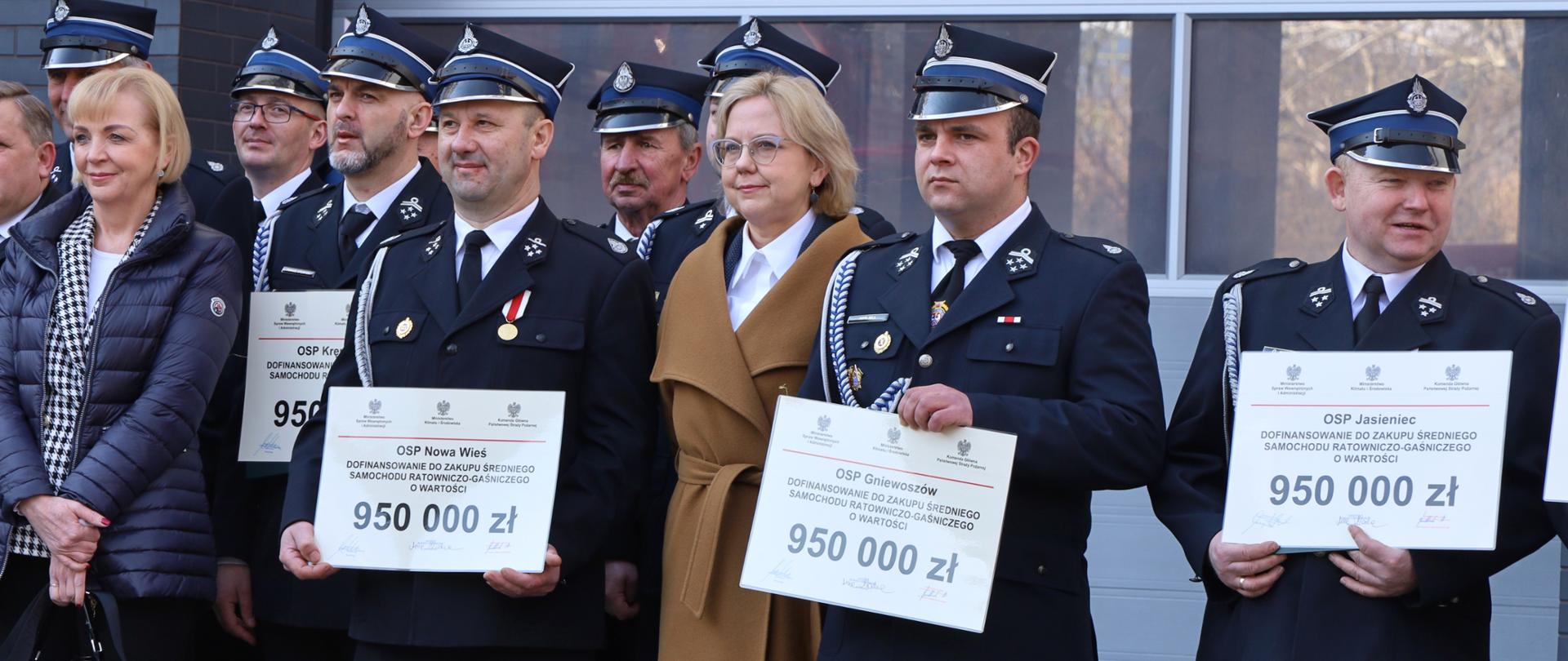 Wręczenie promes na zakup wozów dla OSP przez minister Annę Moskwę.