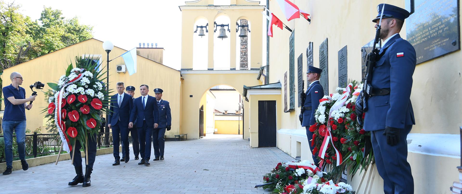 Minister Sprawiedliwości Zbigniew Ziobro i Sekretarz Stanu Marcin Warchoł podczas uroczystości złożenia wieńców 