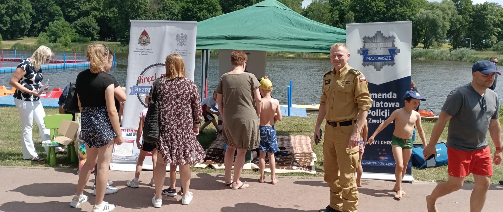 Pokaz pierwszej pomocy, w tle zbiornik wodny