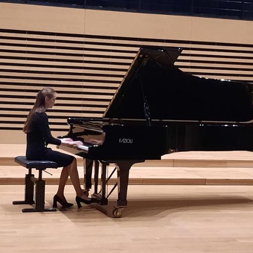 Uczennica grająca na fortepianie w sali koncertowej PSM w Jastrzębiu-Zdroju