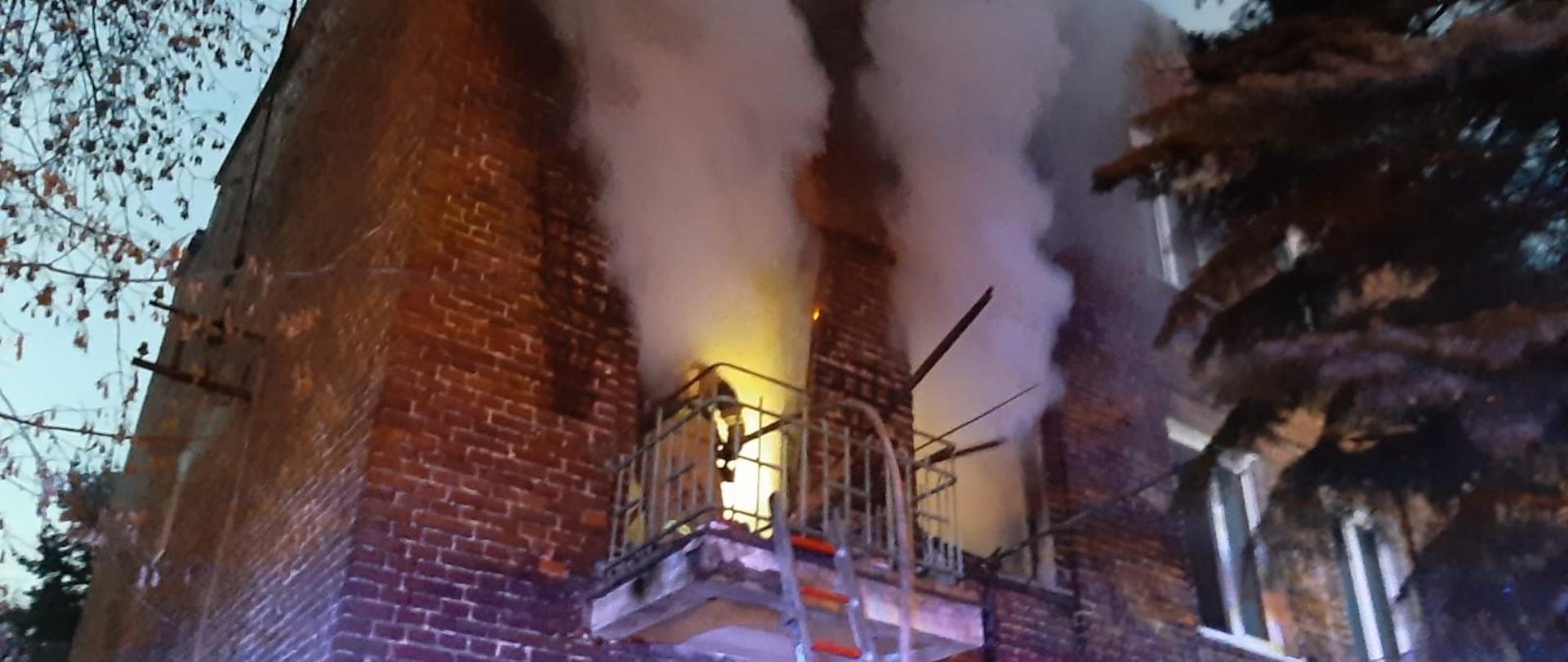 Pożar w kamienicy przy ul. Nike w Warszawie