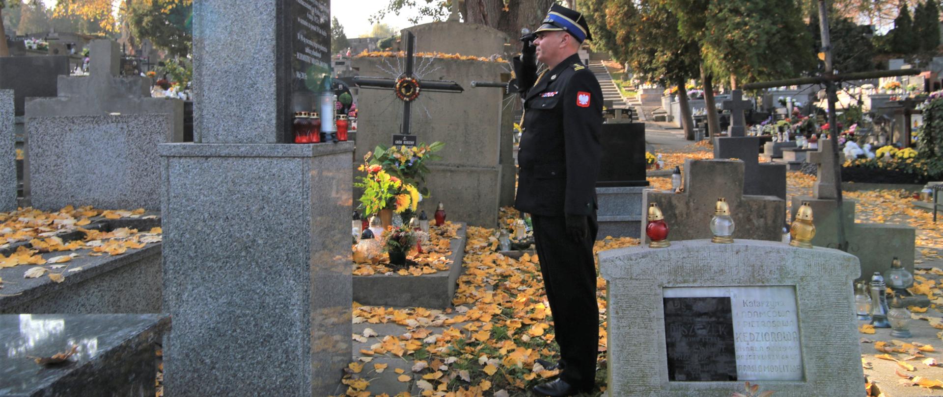 Pomnik z granitu na cmentarzu z inskrypcją Druh Józef Pletty 1926 r. współzałożyciel Straży Pożarnej w Bochni w 1869 r. Po prawej stronie pomnika strażak z Państwowej Straży Pożarnej w umundurowaniu wyjściowym oddaje honory poprzez salutowanie zasłużonemu nieżyjącemu strażakowi. Na pomniku palą się znicze i znajdują się wiązanki kwiatów. 