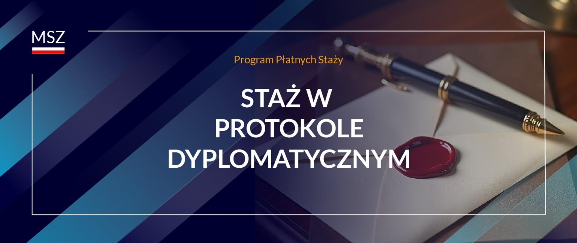 Prostokątna grafika w kolorach granatowo-niebieskim zawierająca uproszczone logo MSZ w lewym górnym rogu. W centralnej części grafiki znajdują się napisy "Program Płatnych Staży" oraz "STAŻ W PROTOKOLE DYPLOMATYCZNYM".