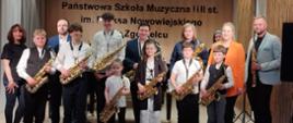 Wszyscy saksofoniści wraz z nauczycielami na scenie.