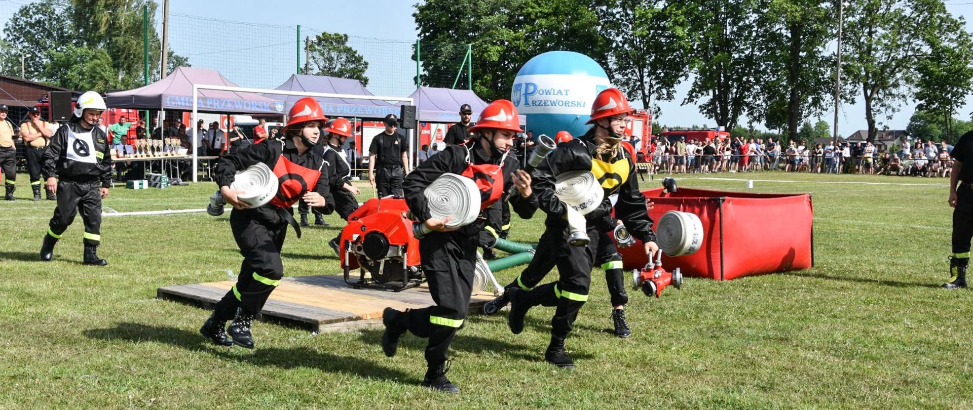 Zdjęcie przedstawia zawody OSP w sportach pożarniczych 
