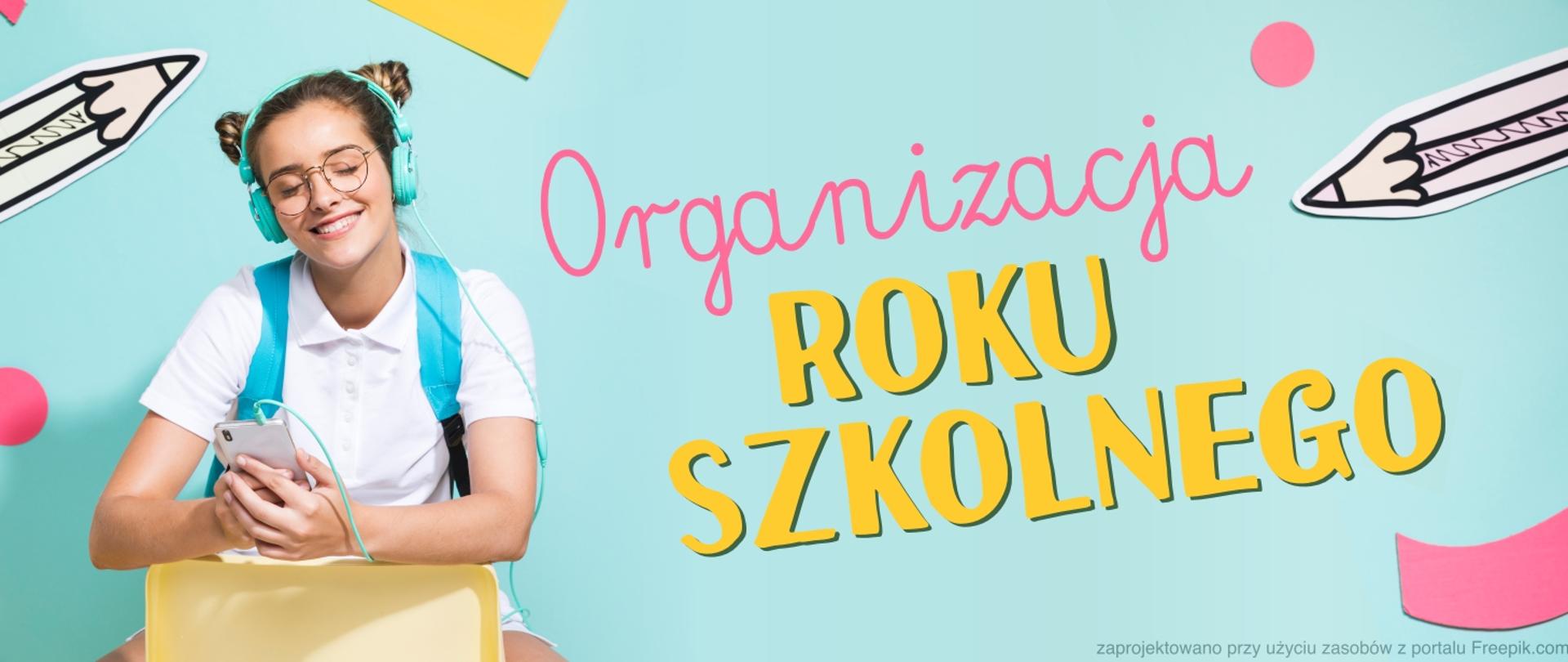 Grafika z napisem „Organizacja roku szkolnego" – uśmiechnięta uczennica w słuchawkach ze smartfonem na miętowym tle z ozdobnymi ołówkami.