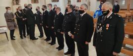 Odznaczeni w szeregu czekają na wręczenie odznaki