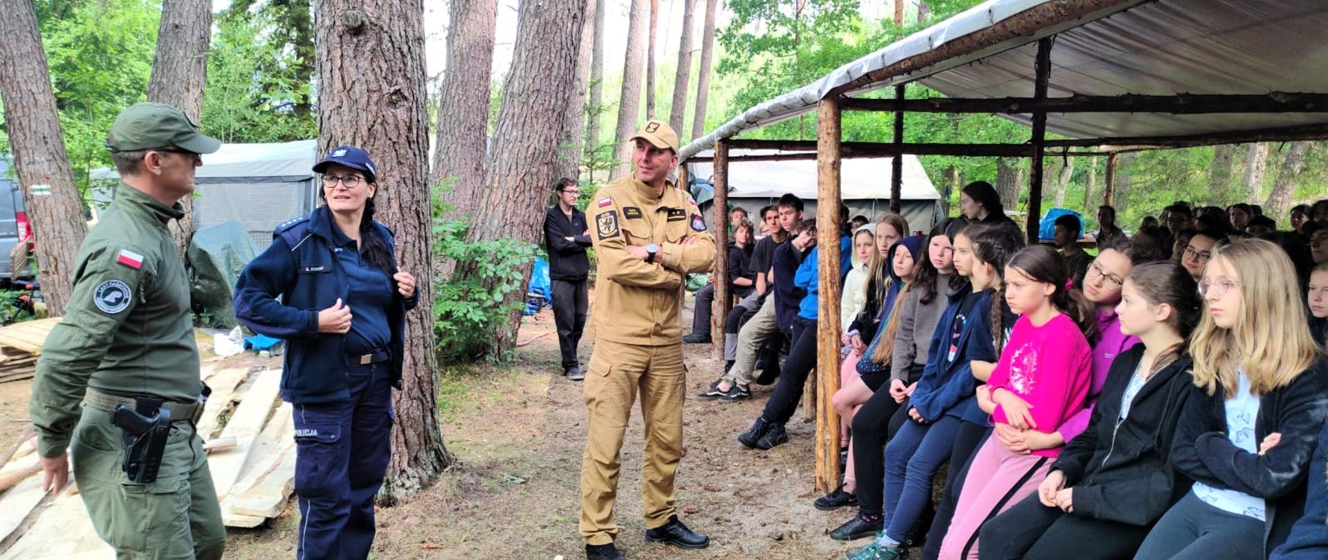 Zdjęcie przedstawia uczestników obozu.