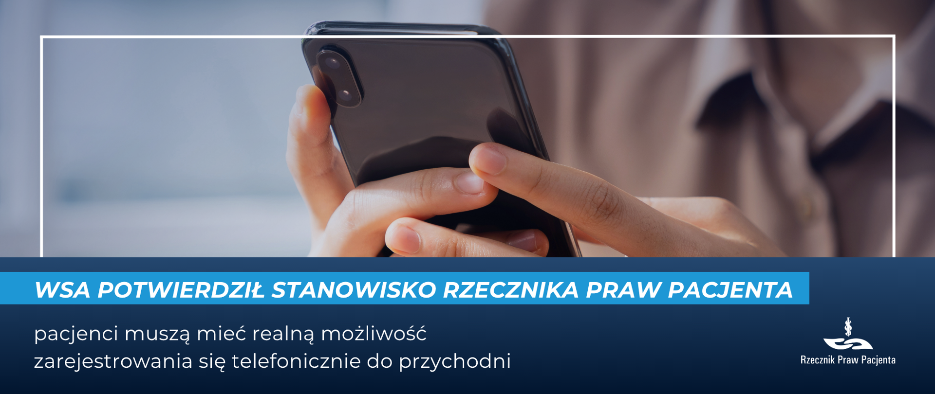 Grafika przedstawia zdjęcie dłoni trzymających telefon komórkowy. Pod spodem napis WSA potwierdził stanowisko Rzecznika Praw Pacjenta. Pacjenci muszą mieć realną możliwość zarejestrowania się telefonicznie w przychodni. W prawym dolnym rogu logo Rzecznika Praw Pacjenta.