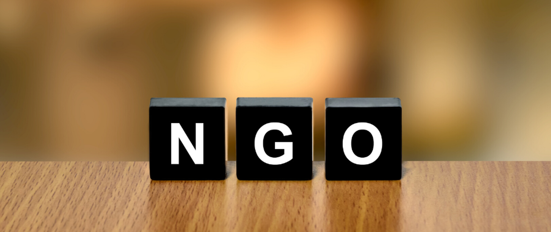 czarne sześciany z napisem NGO