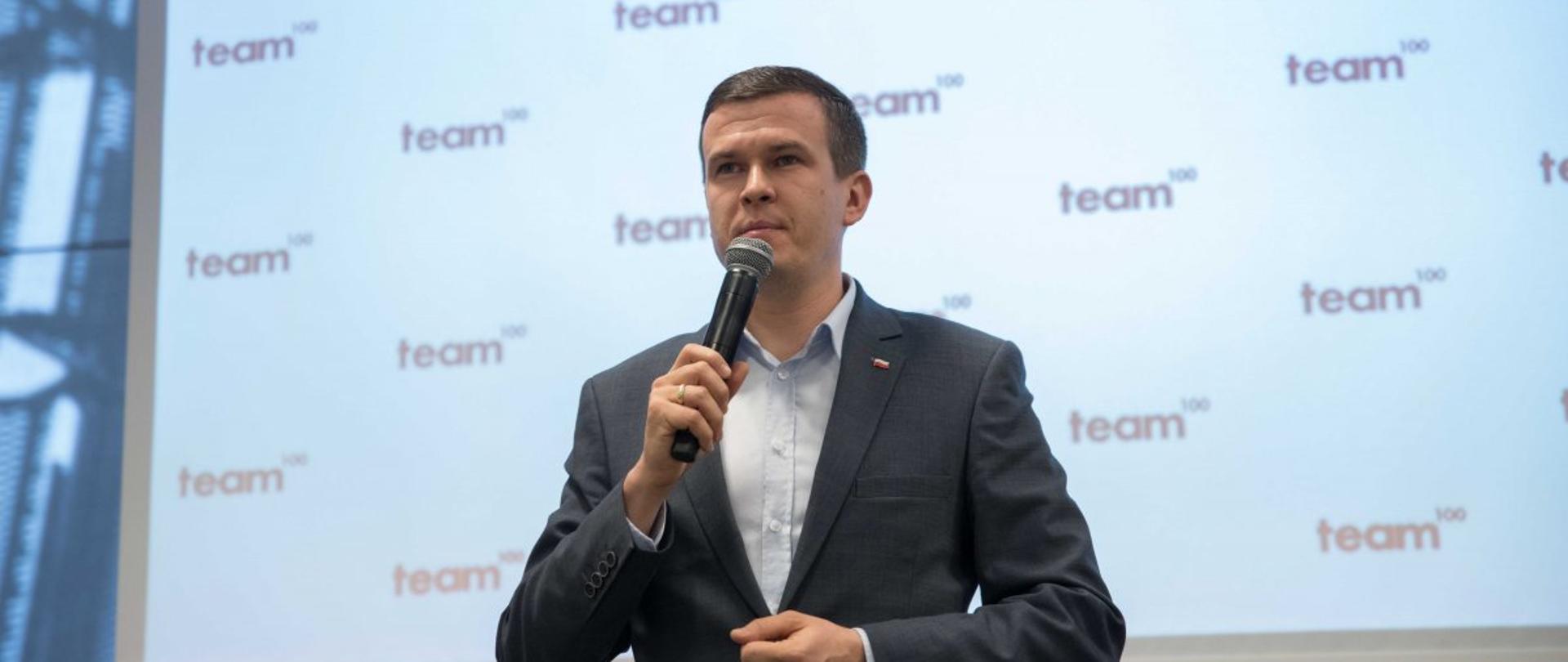 Noworoczne spotkanie ministra Witolda Bańki ze sportowcami należącymi do team100