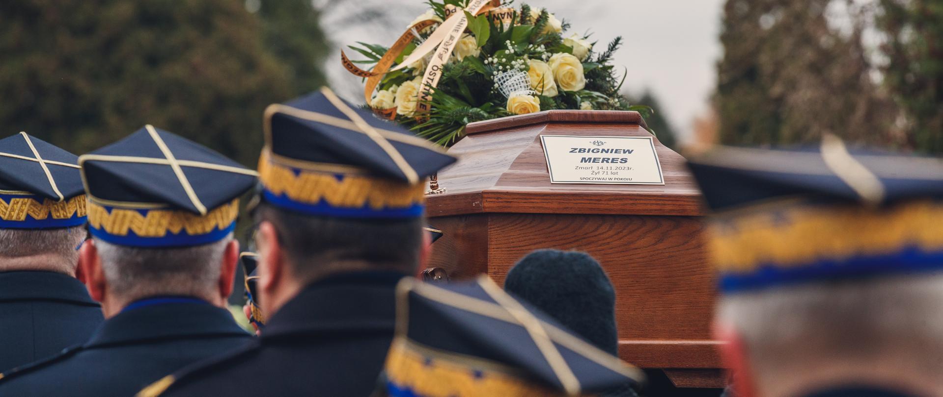 Trumna zmarłego niesiona przez generałów pożarnictwa