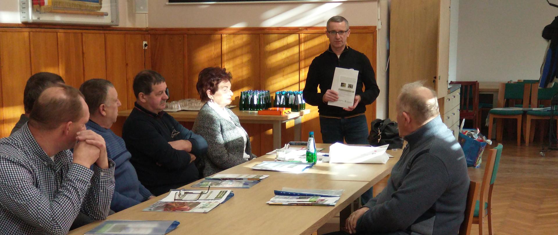 Rolnicy w sali konferencyjnej podczas wystąpienia pracownika inspekcji