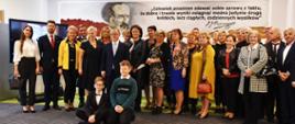 Wspólne zdjęcie uczestników uroczystości nadania imienia Ignacego Jana Paderewskiego Szkole Podstawowej nr 5 w Pruszkowie