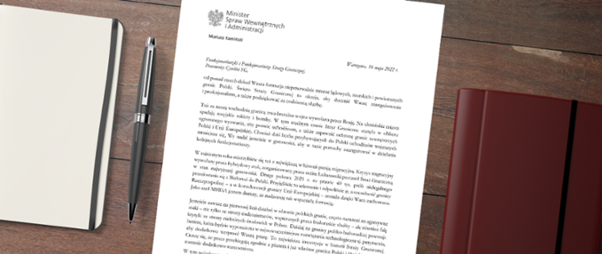 Dwa notesy, długopis i list na biurku