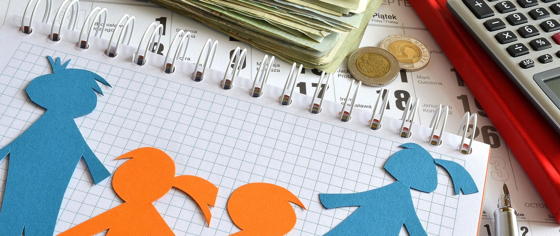 Wycinanka w kształcie czterech osób, które trzymają się za ręce, pieniądze, kalkulator.