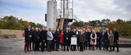 Uczestnicy uroczystości symbolicznego rozpoczęcia odwiertu geotermalnego w Otwocku.