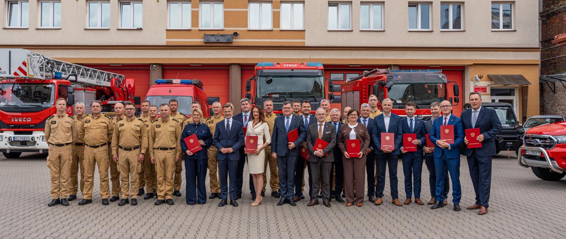 Konferencja przed Komendą Wojewódzką Państwowej Straży Pożarnej w Białymstoku na temat umów ze starostwami na przekazanie środków na OLiOC