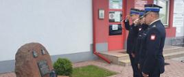 
Przed obeliskiem na tle komendy powiatowej PSP w Mielcu delegacja funkcjonariuszy ubranych w mundury galowe składa hołd j ś.p. st. bryg. Antoniemu Maryniakowi, byłemu komendantowi powiatowemu PSP w Mielcu.