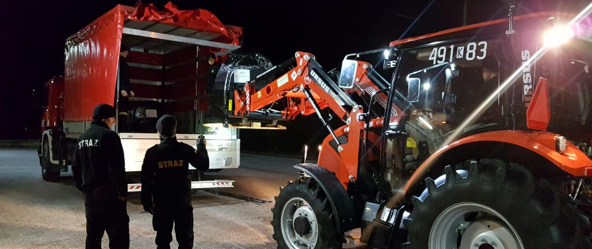 traktor ładuje paletę na samochód