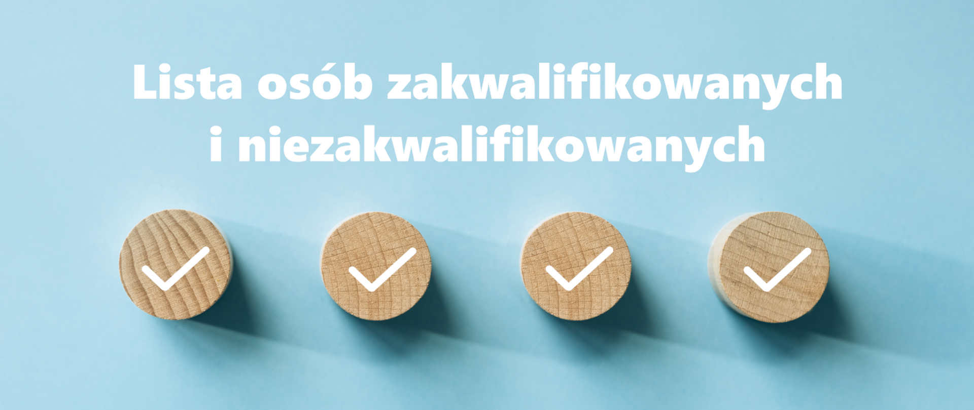 Grafika przedstawia na niebieskim tle napis "Lista osób zakwalifikowanych i niezakwalifikowanych" oraz cztery symbole fajki (znaku wyboru) na drewnianych korkach.