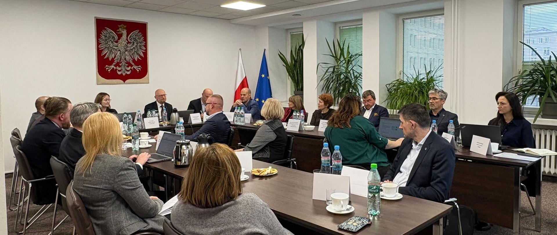 Zdjęcia przedstawiające uczestników posiedzenia