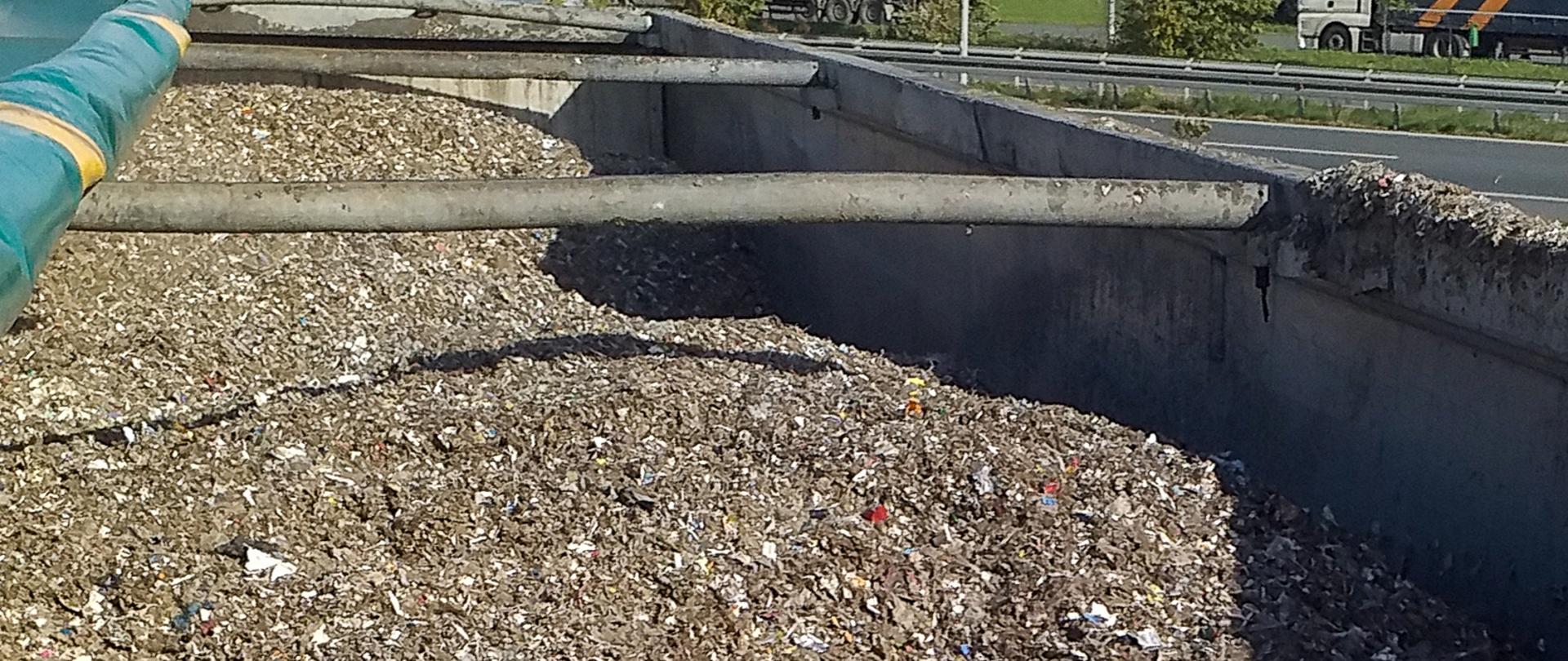 mieszanina różnych odpadów na naczepie ciężarówki