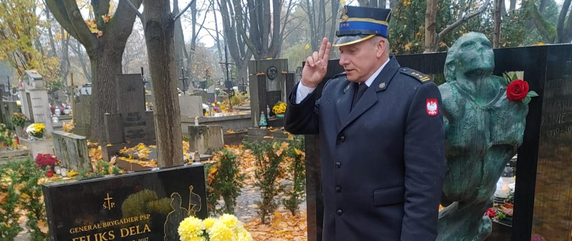 Komendant Miejski PSP odwiedził groby strażaków w dniu zadusznym.