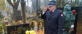 Komendant Miejski PSP odwiedził groby strażaków w dniu zadusznym.