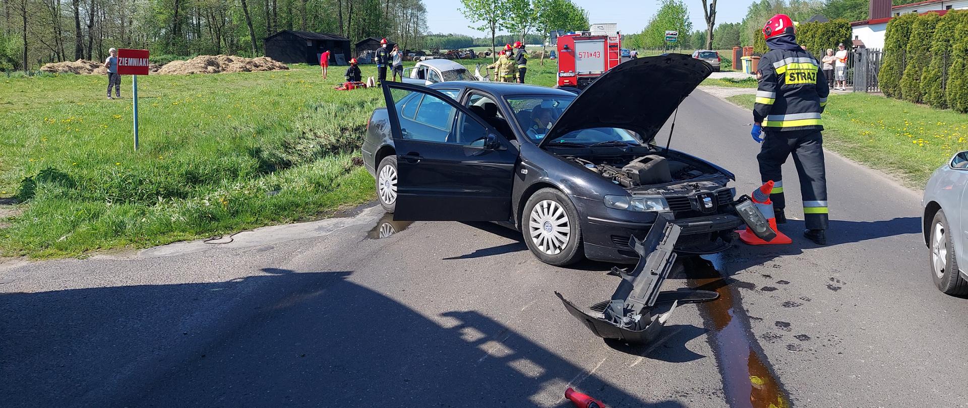 Ratownicy udzielają pomocy poszkodowanym, zabezpieczają miejsce zdarzenia