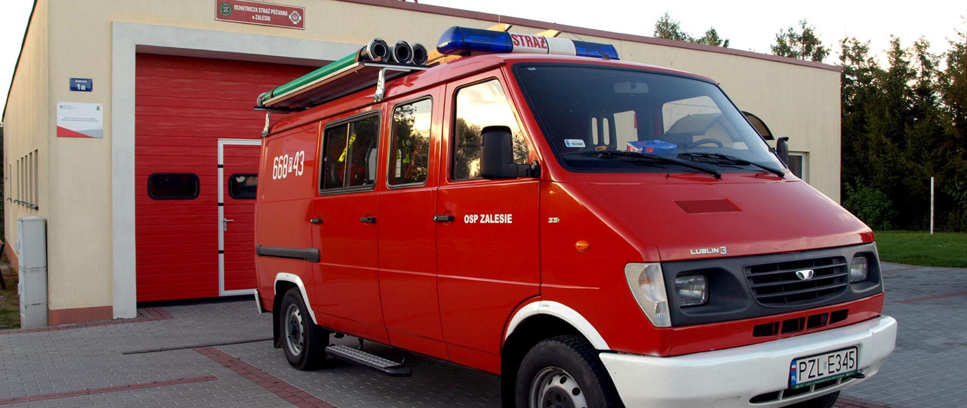 Widok remizy z pojazdem