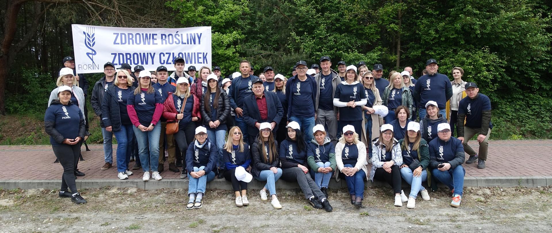 Zdjęcie grupowe ubranych w jednakowe koszulki z logo PIORiN pracowników WIORiN w Kielcach