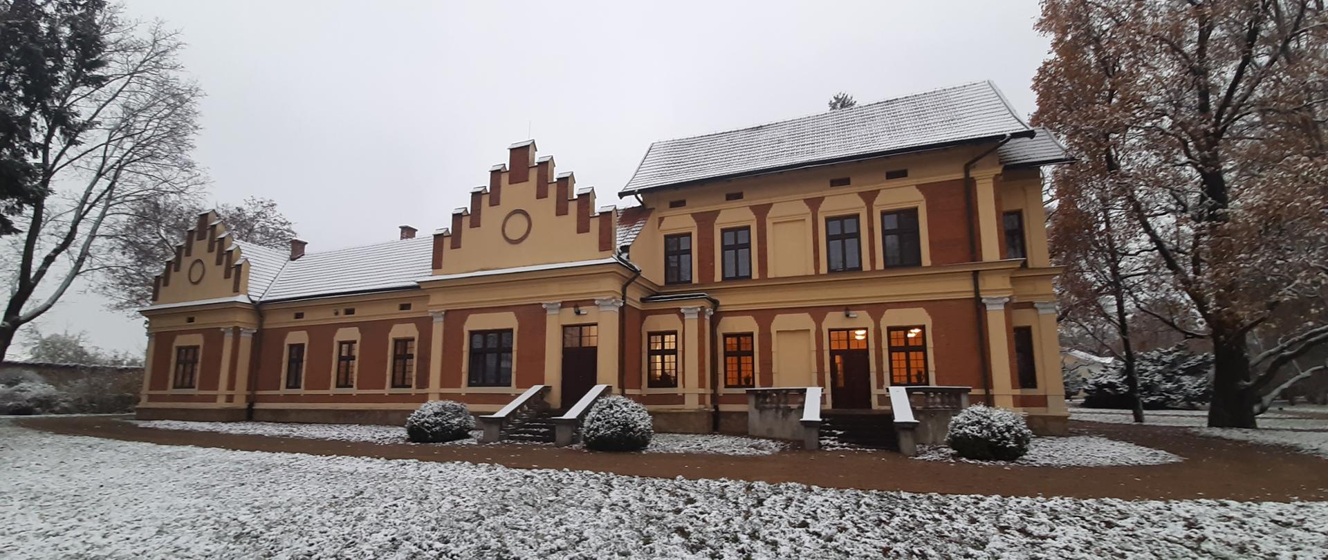 zdjęcie przedstawia budynek szkoły muzycznej w Łańcucie widok od wschodu