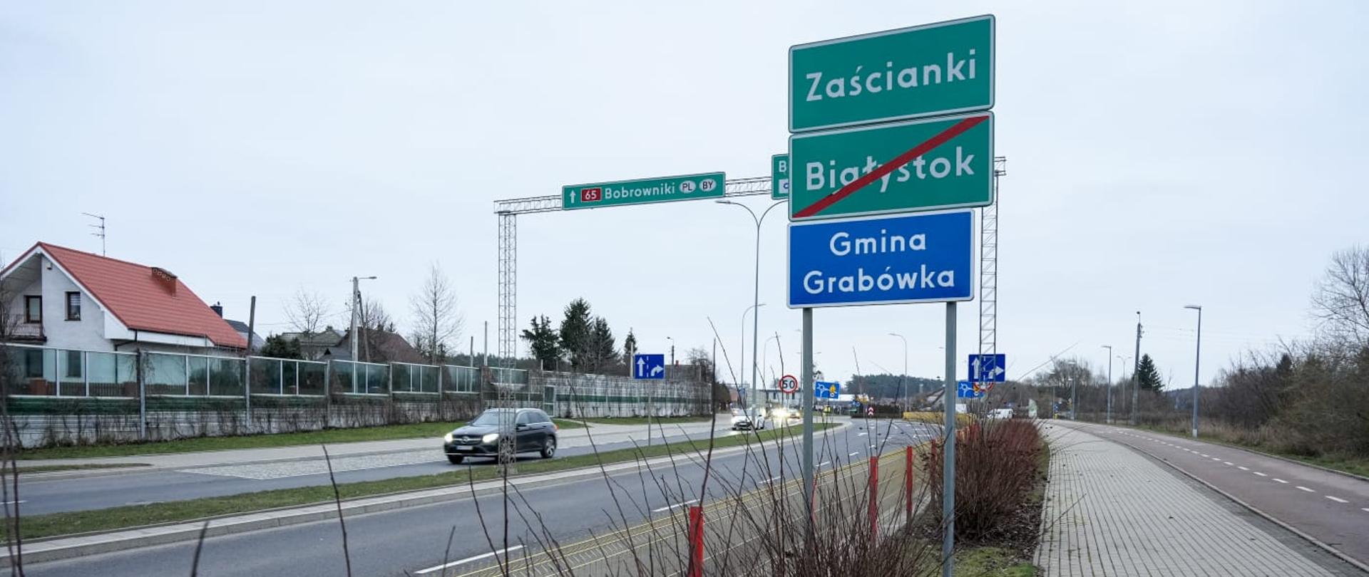 tablica drogowa z napisem "gmina Grabówka"
