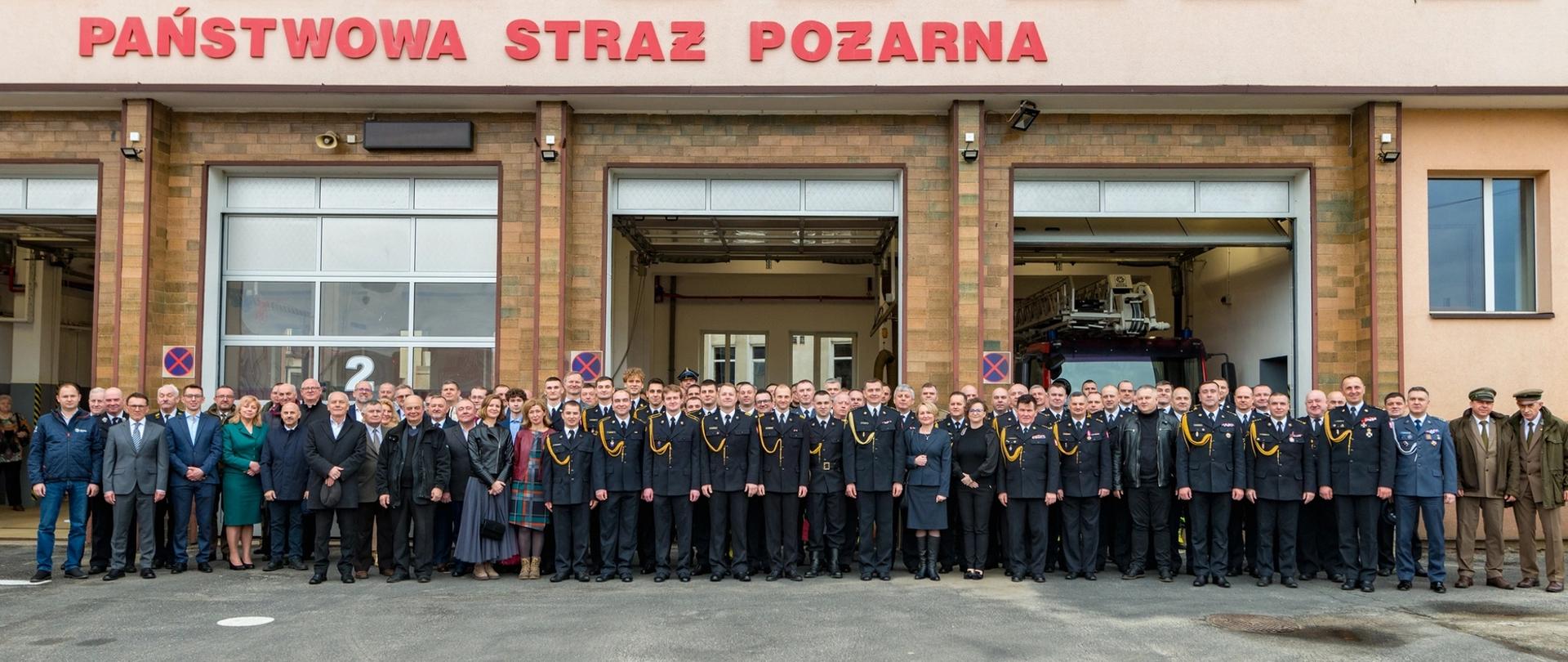 Zdjęcie przedstawia uroczysty apel w komendzie Powiatowej PSP w Lesku z okazji zdania obowiązków Komendanta Powiatowego PSP w Lesku przez st. bryg. Jacka Dydka.