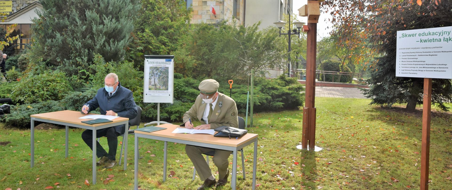 Uroczyste podpisanie porozumienia. Od lewej Józef Kruczkowski - Regionalny Dyrektor Ochrony Środowiska w Gorzowie Wielkopolskim i Przemysław Jarosik - Dyrektor Technikum Leśnego w Starościnie . Podpisania dokonują na skwerze edukacyjnym przed siedzibą RDOŚ