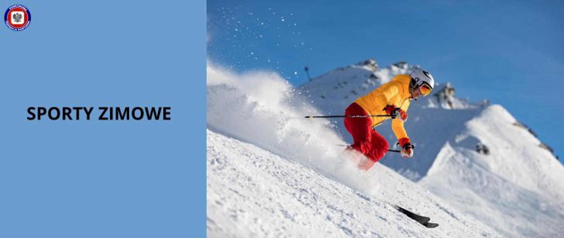 Mężczyzna w żółtej kurtce, czerwonych spodniach i białym kasku zjeżdża na nartach ze stoku. Z Lewej strony na niebieskim tle czarny napis Sporty Zimowe a w lewym górnym rogu logo Państwowej Inspekcji Sanitarnej. 