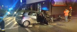 Samochód osobowy uderzył w budynek na skrzyżowaniu ulic Stolarskiej i Warszawskiej.